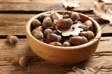 Acorns and oak leaves on wooden table