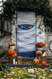 Photo of Yard entrance decorated for traditional Halloween celebration
