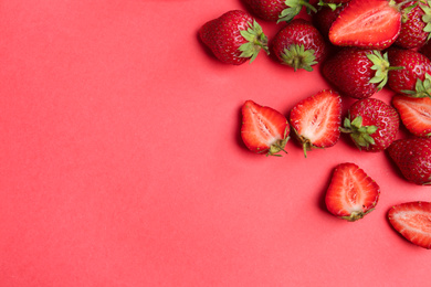 Photo of Tasty ripe strawberries on red background, flat lay. Space for text