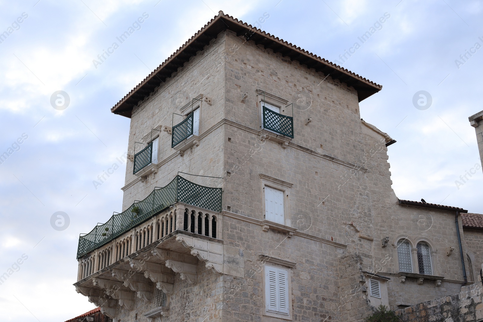 Photo of Picturesque view of old building against cloudy sky