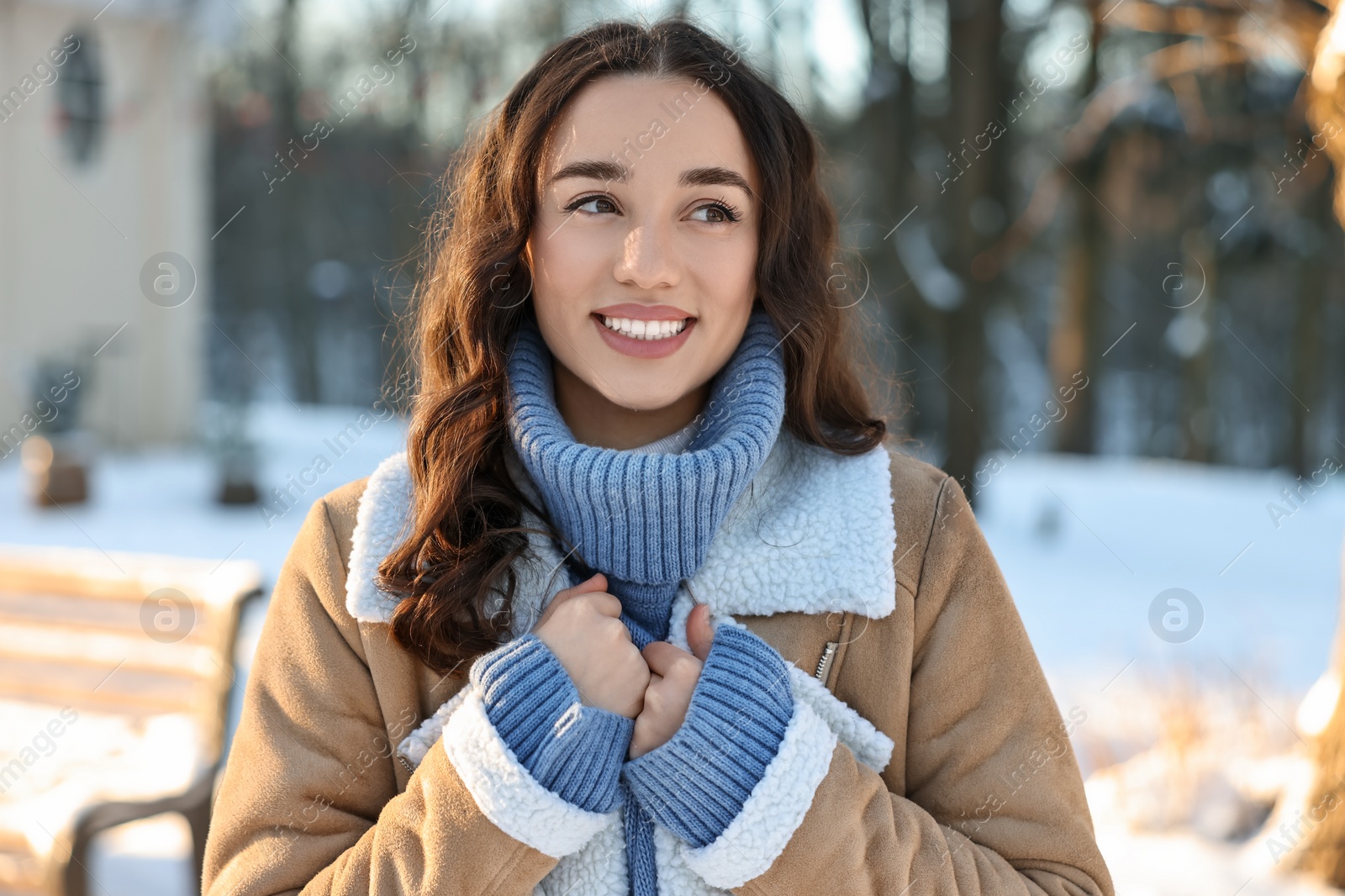 Photo of Portrait of smiling woman in winter snowy park