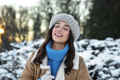 Photo of Portraithappy woman in snowy park