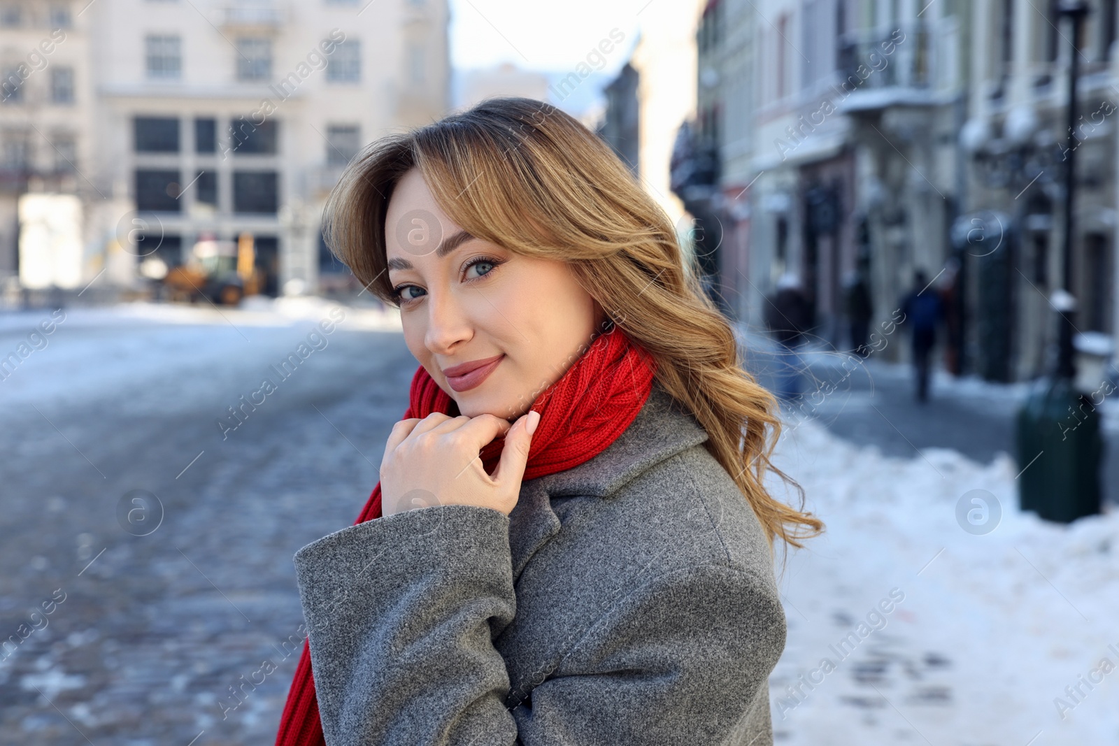 Photo of Portrait of charming woman on city street in winter