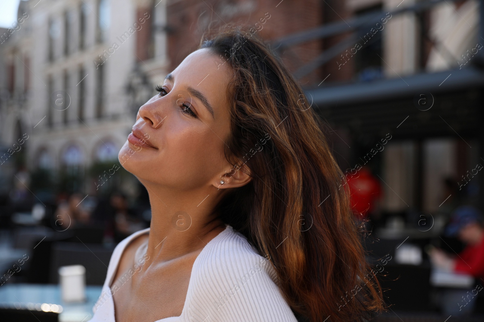 Photo of Portrait of happy young woman on city street