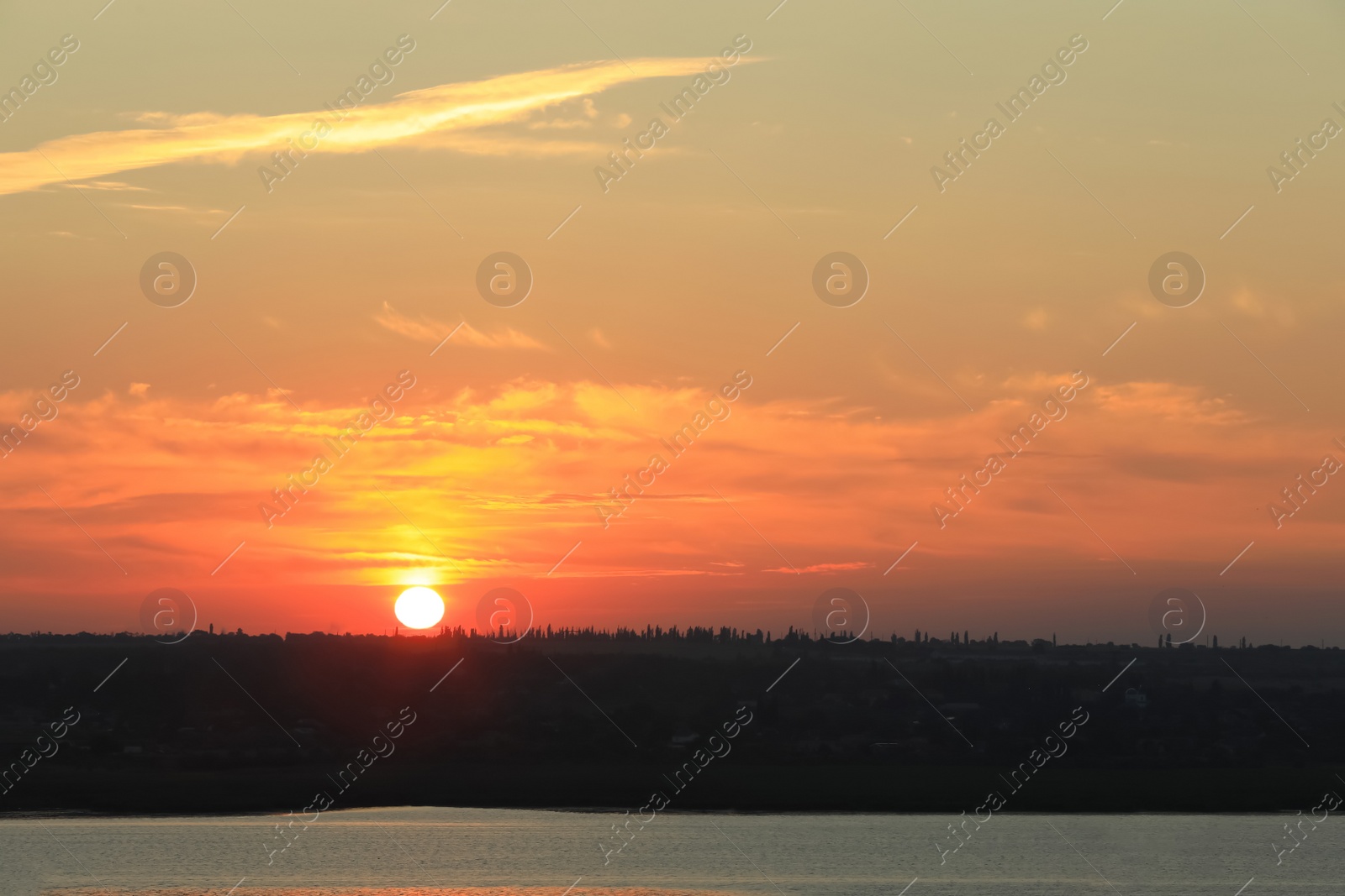 Photo of Picturesque view of beautiful cloudy sky over river at sunrise