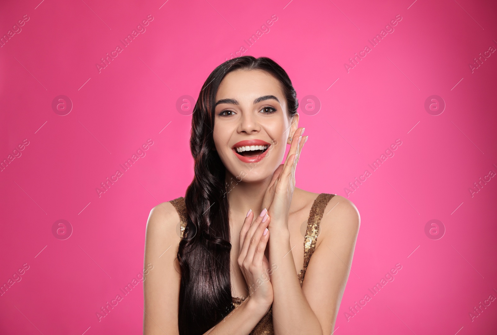 Photo of Portrait of surprised woman on pink background