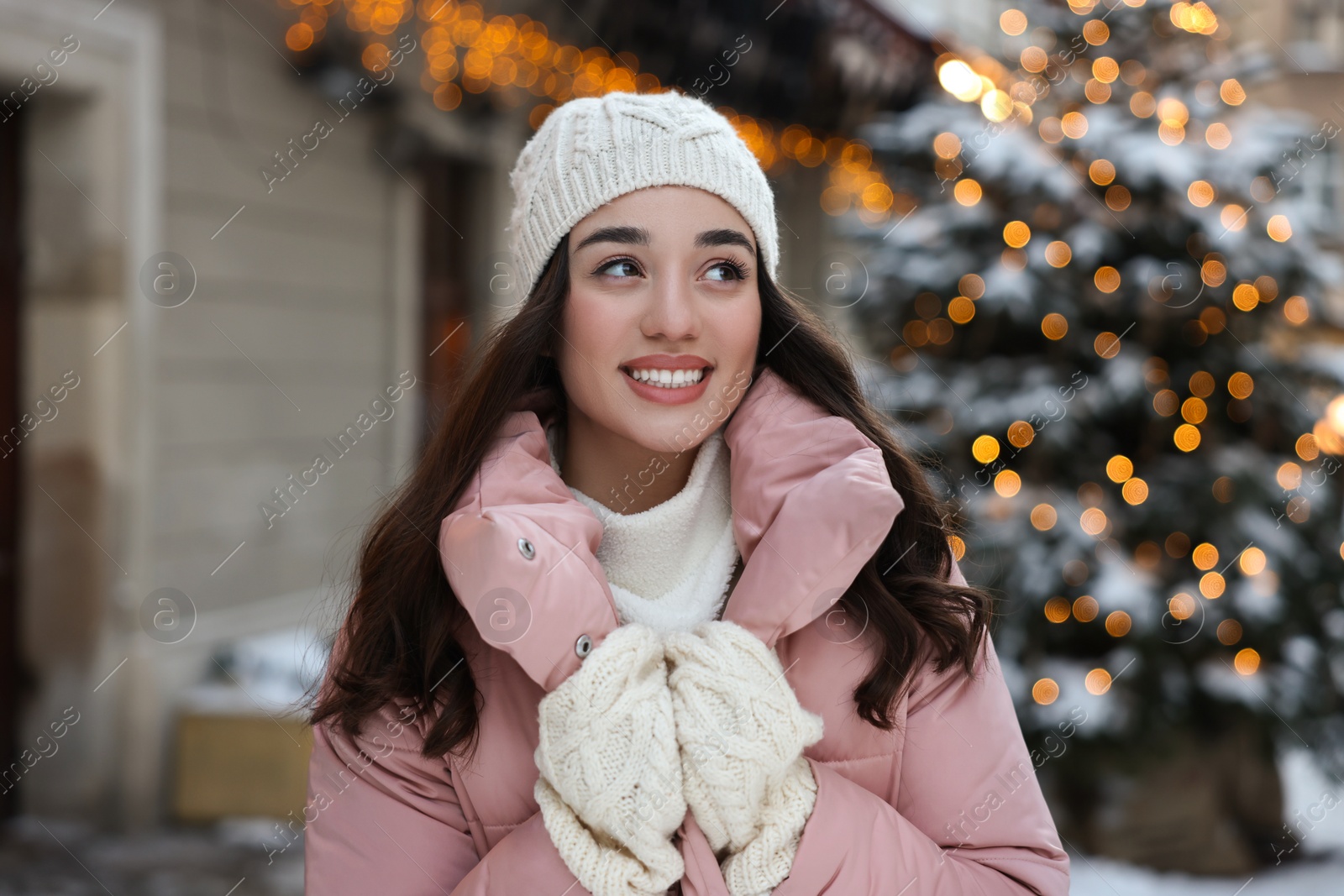 Photo of Portrait of smiling woman on city street in winter