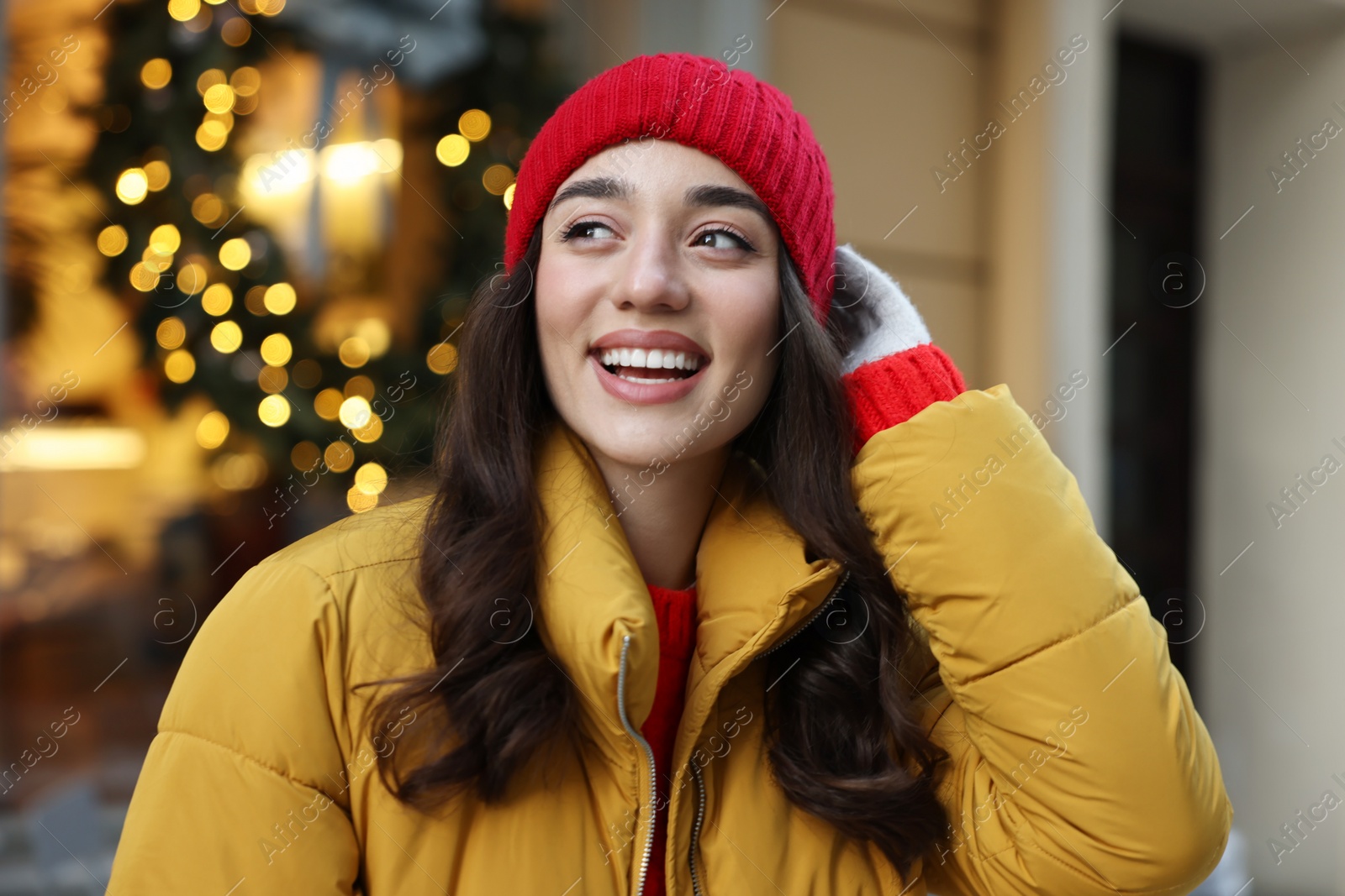 Photo of Portrait of smiling woman on city street in winter