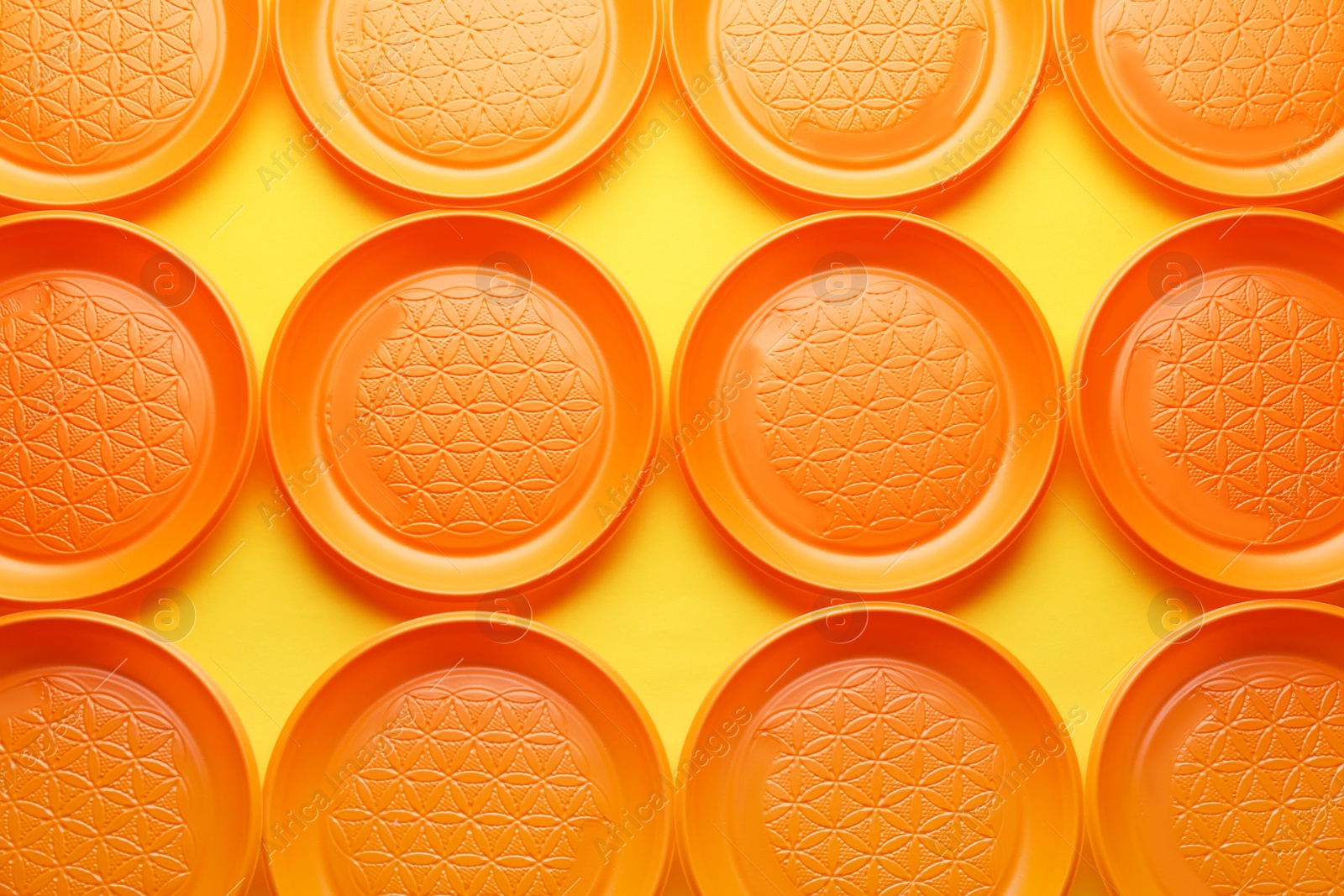 Photo of Plastic plates on color background, top view. Picnic table setting