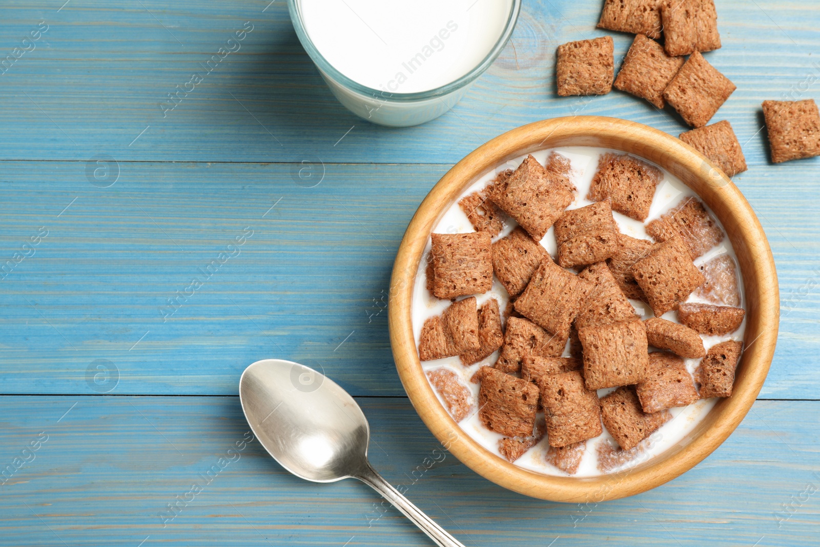 Photo of Bowl with tasty corn pads and milk on turquoise wooden table, flat lay. Space for text