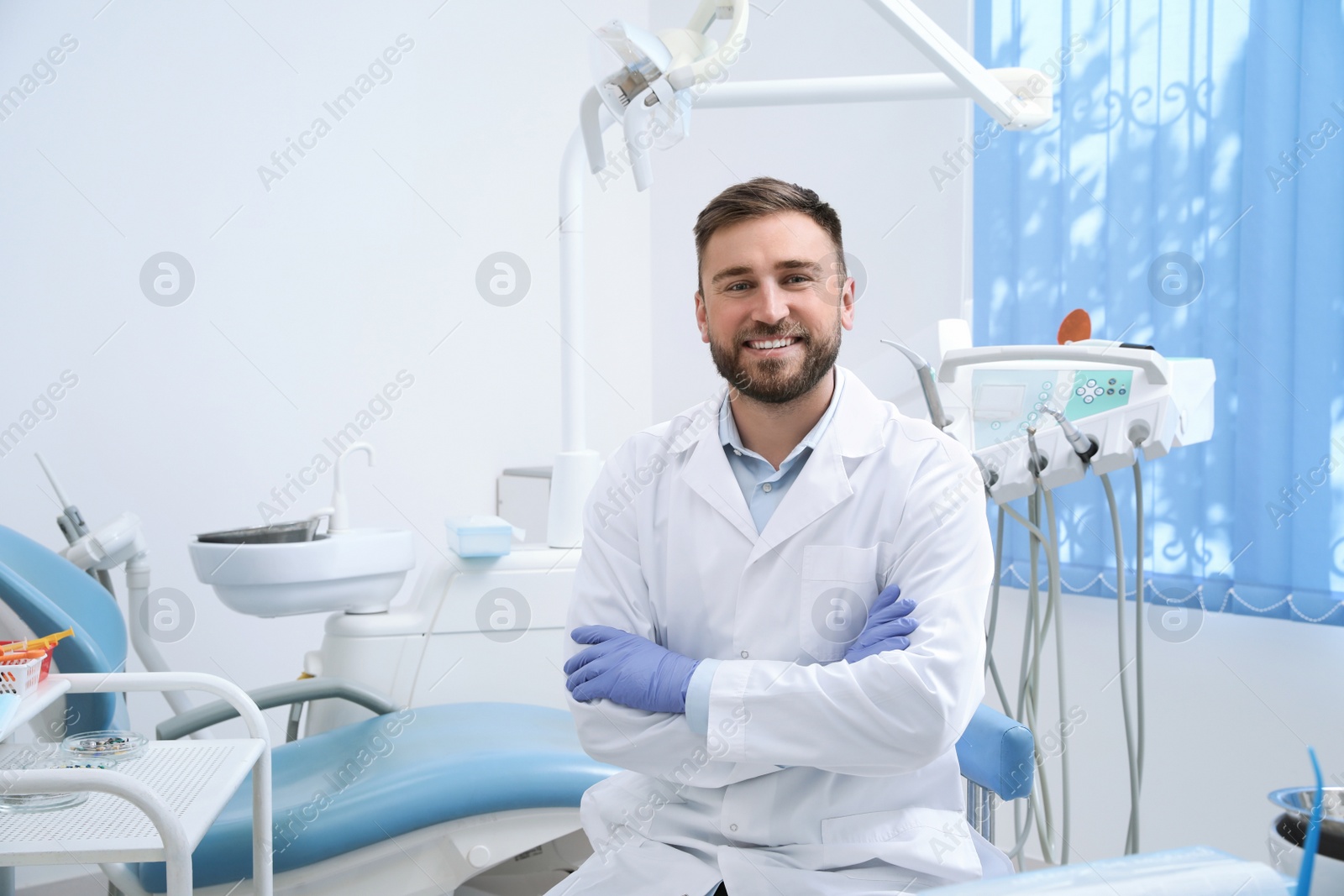 Photo of Portrait of professional dentist at workplace in clinic