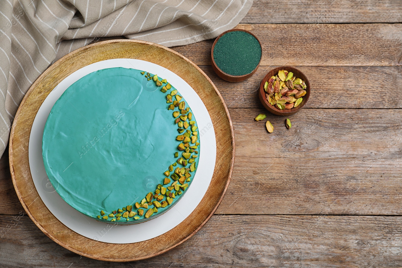 Photo of Flat lay composition with spirulina cheesecake on wooden table. Space for text