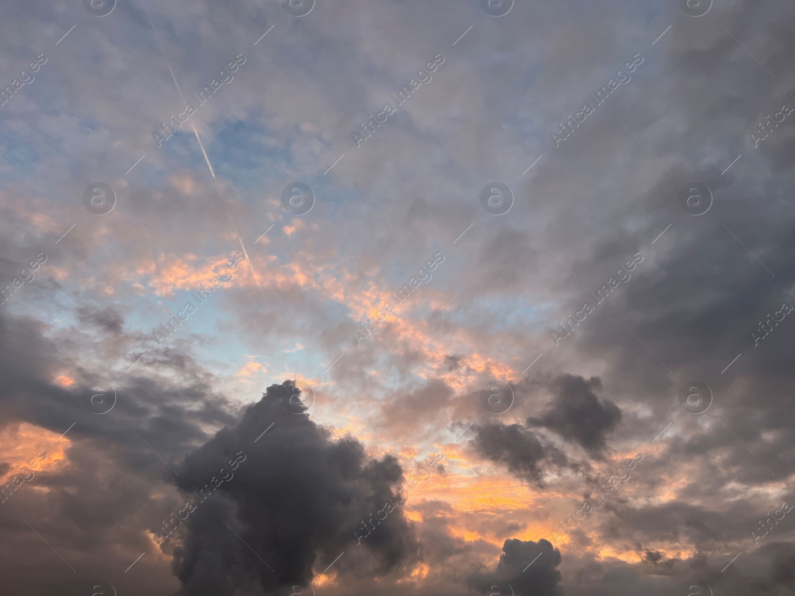 Photo of Picturesque view of cloudy sky at sunset