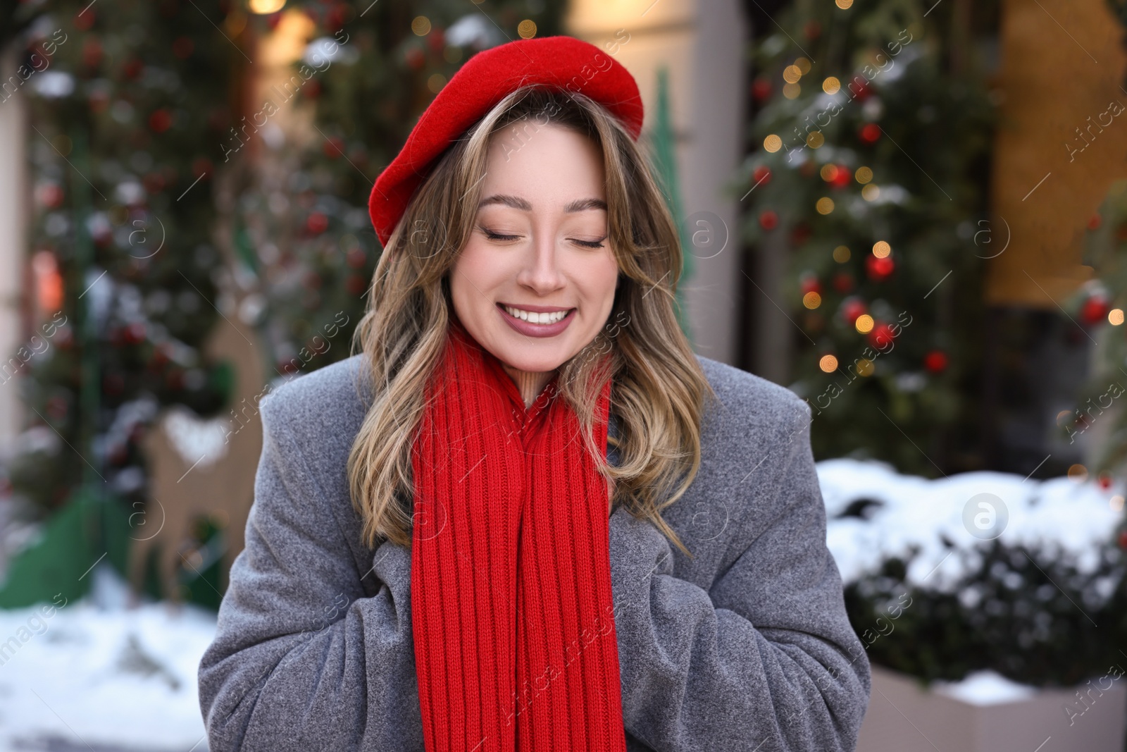 Photo of Portrait of smiling woman on city street in winter