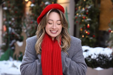 Photo of Portrait of smiling woman on city street in winter