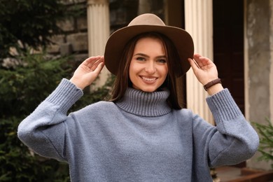 Beautiful young woman wearing stylish autumn clothes on city street