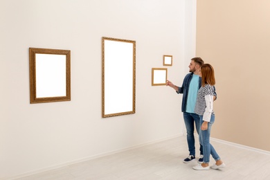 Couple viewing exposition in modern art gallery