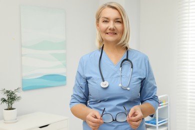 Photo of Portraitprofessional doctor wearing uniform in clinic