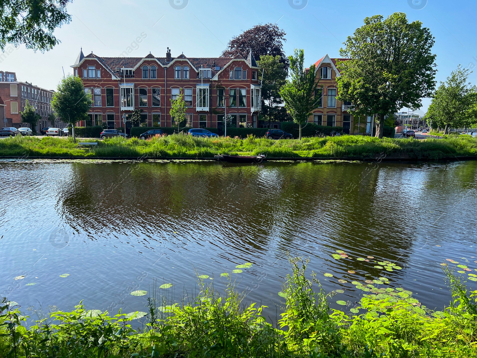 Photo of Picturesque view of lake and buildings in city