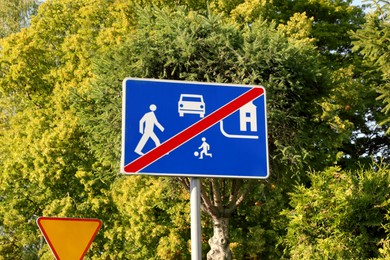 Photo of Traffic sign End Of Living Street near trees on sunny day