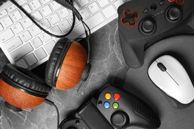 Gamepads, mouse, headphones and keyboard on table