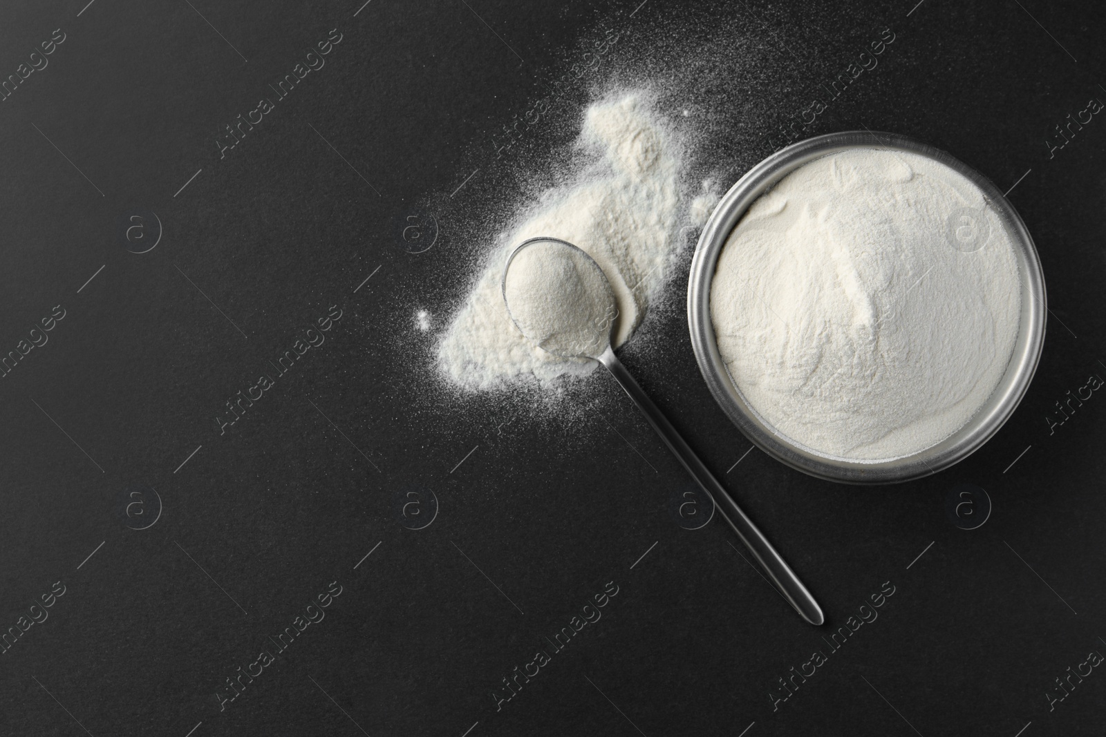 Photo of Bowl and spoon of agar-agar powder on black background, flat lay. Space for text