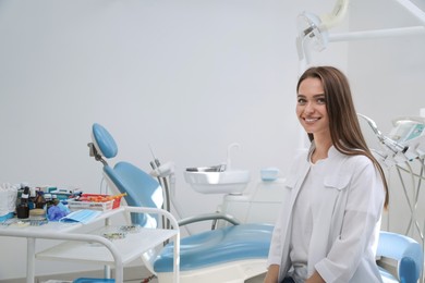 Photo of Portrait of professional dentist at workplace in clinic