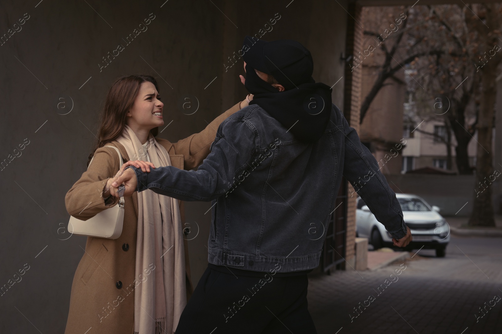 Photo of Woman defending herself from attacker with knife in alley