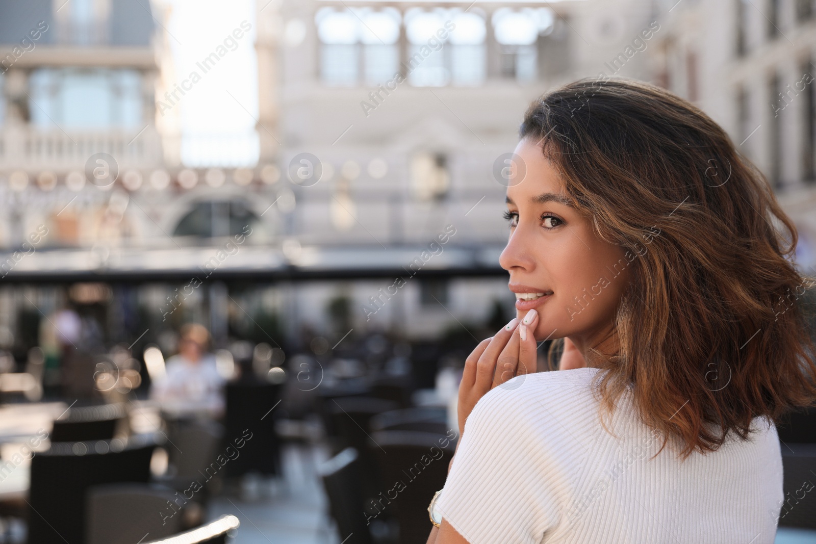 Photo of Portrait of happy young woman outdoors on sunny day