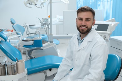 Photo of Portrait of professional dentist at workplace in clinic