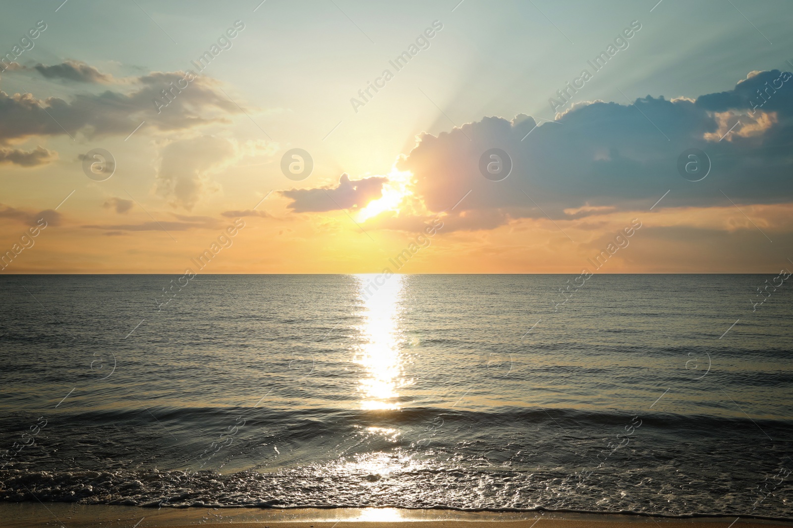 Photo of Picturesque view of beautiful sea at sunset