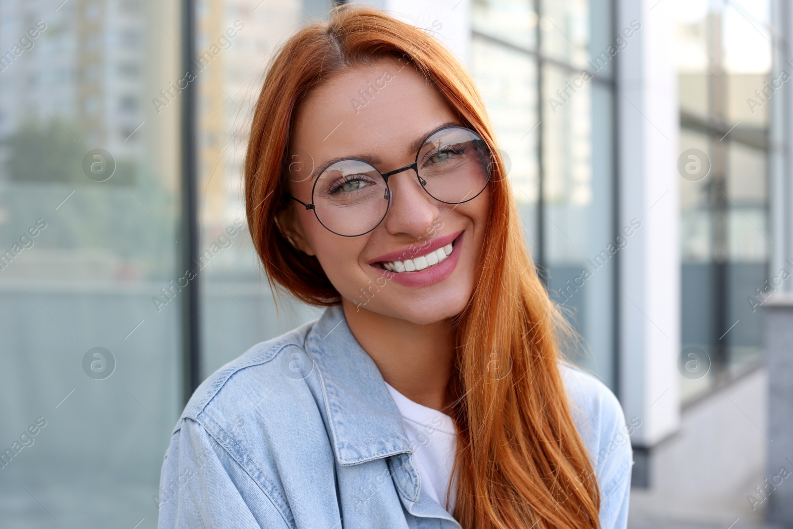 Photo of Portrait of beautiful woman in glasses outdoors