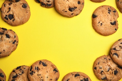 Photo of Delicious chocolate chip cookies on color background, flat lay. Space for text