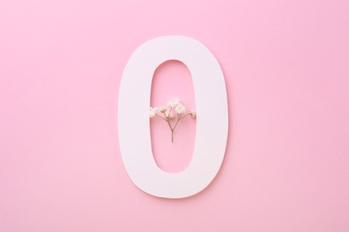 Photo of Paper number 0 and beautiful gypsophila flower on pink background, top view