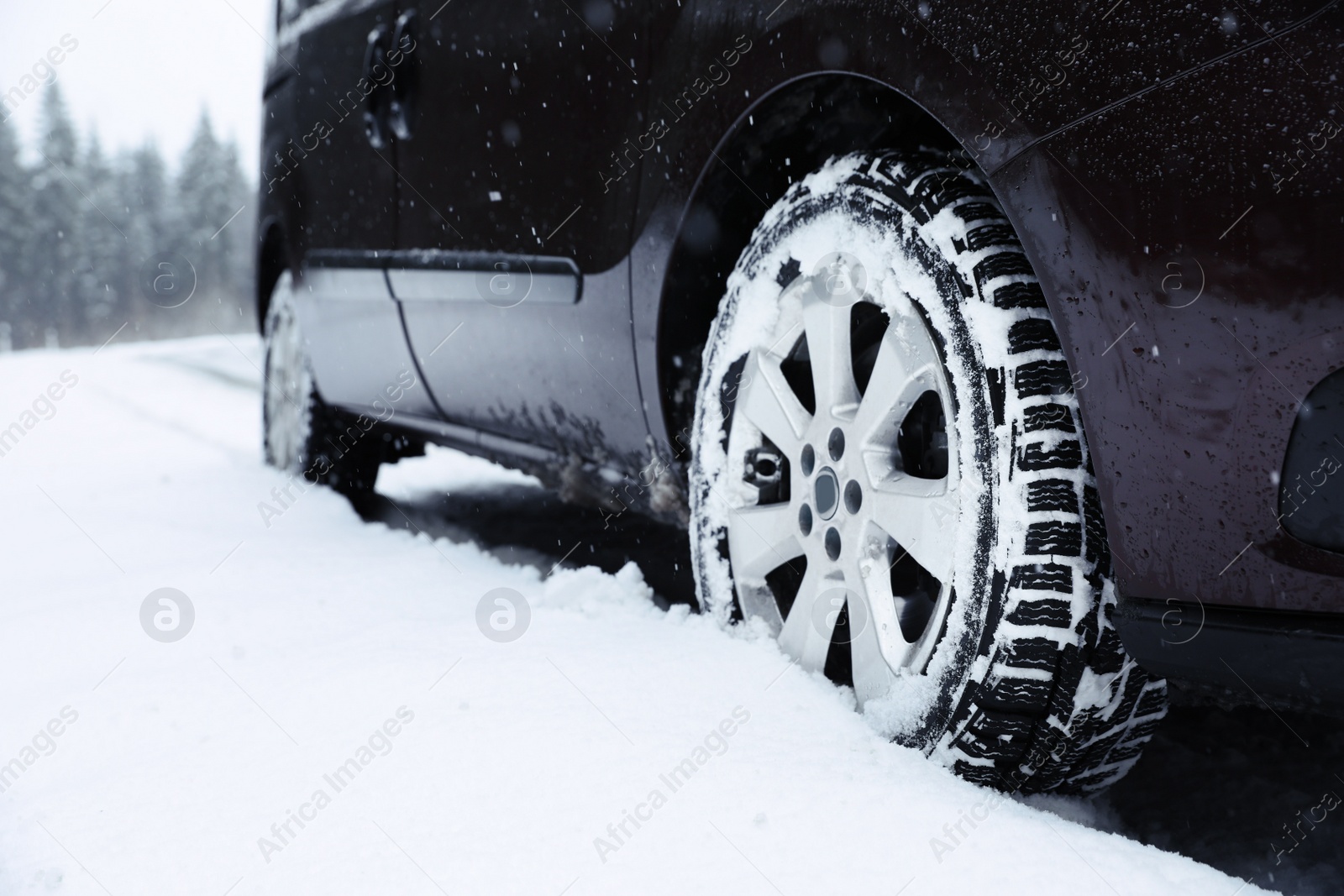 Photo of Closeup view of car on snowy winter day