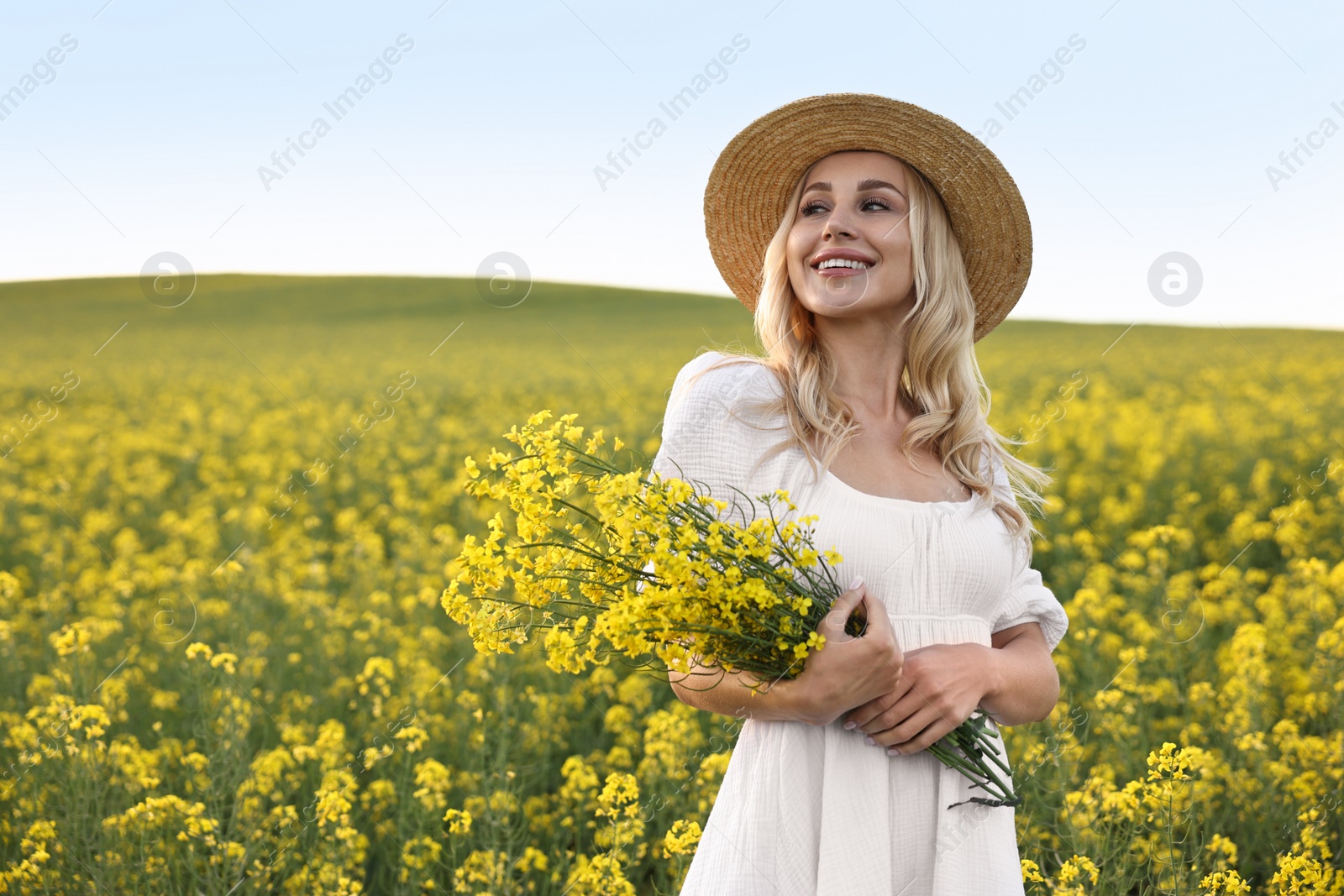 Photo of Portrait of happy young woman in field on spring day