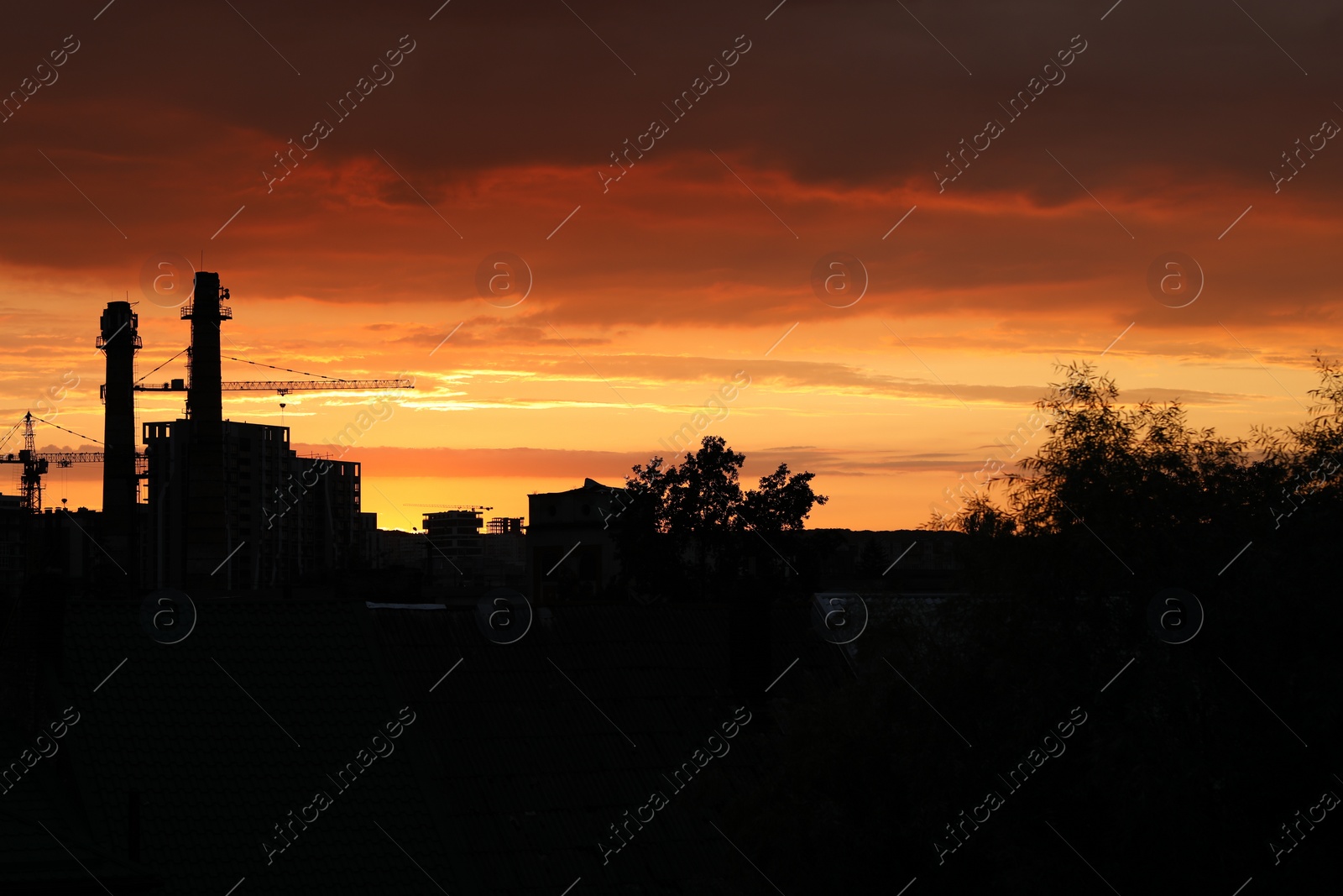 Photo of Picturesque view of sky with clouds over city at sunset