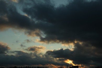 Photo of Beautiful sky with dark clouds over city in evening