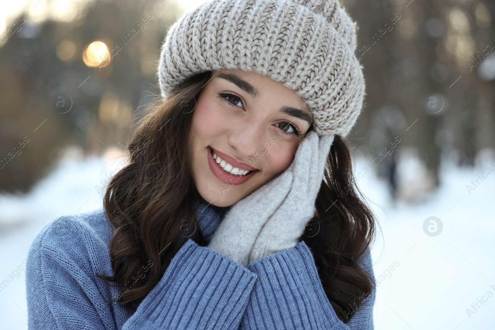 Photo of Portrait of smiling woman in snowy park