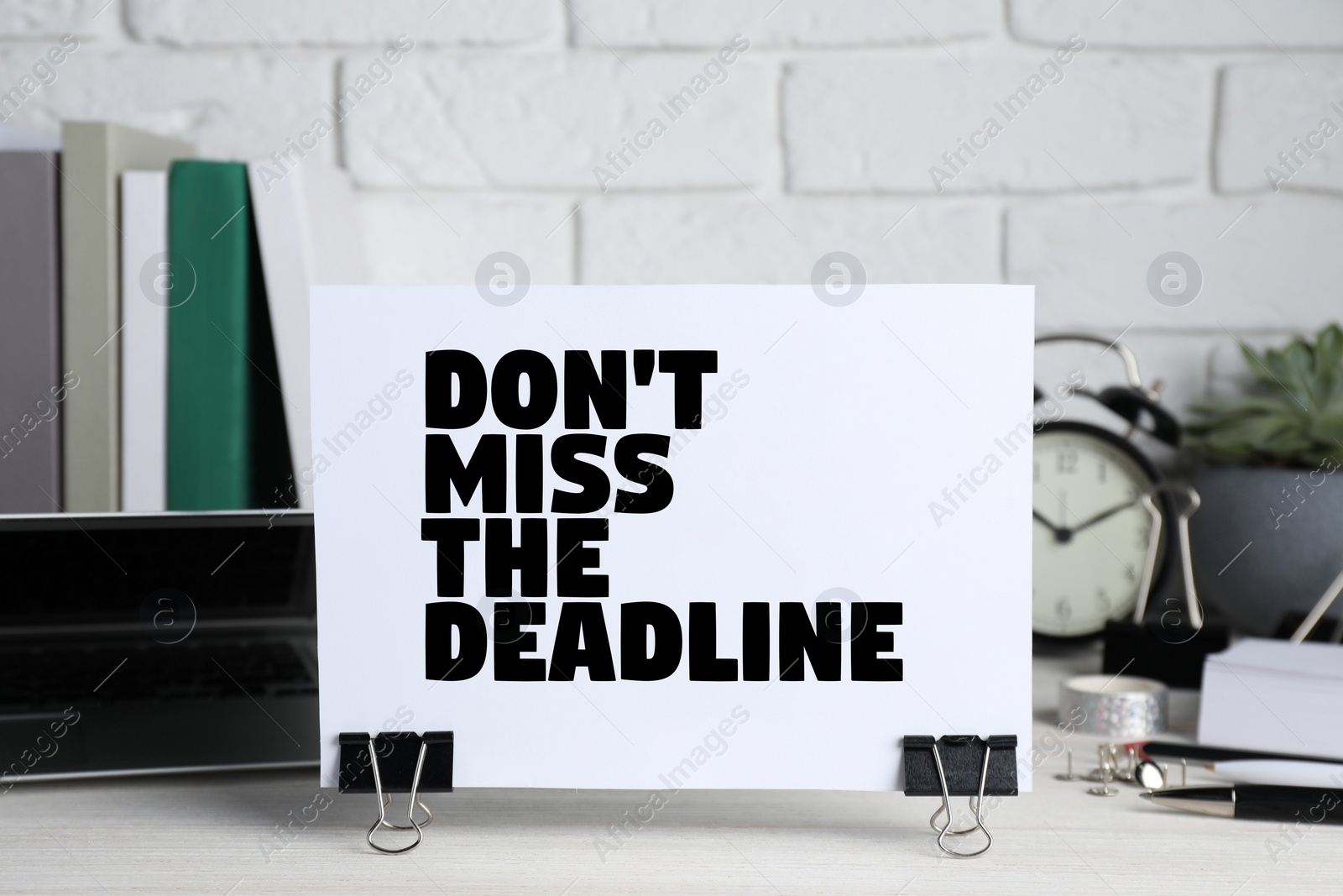 Image of Reminder Don't Miss The Deadline on office desk