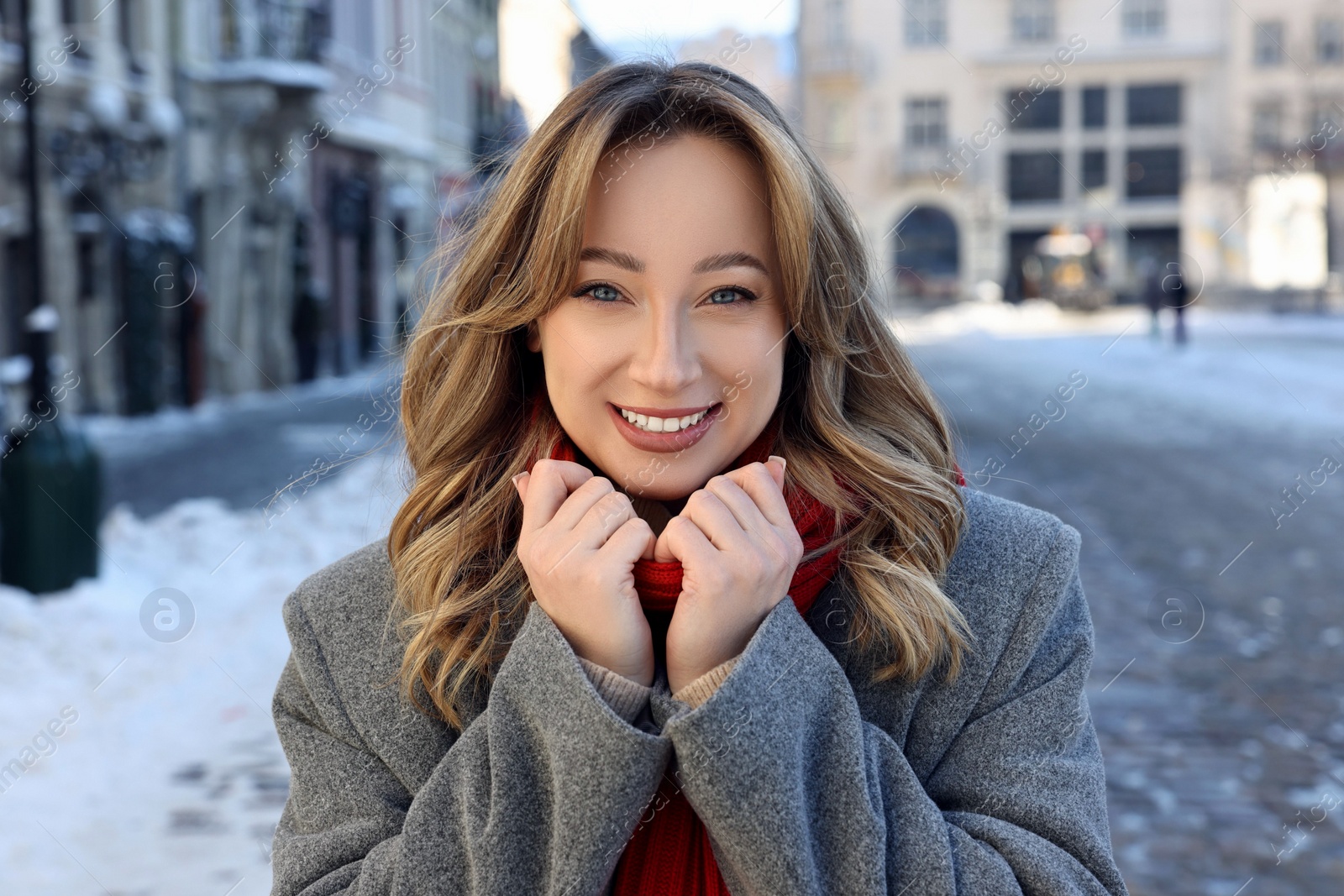 Photo of Portrait of smiling woman on city street in winter