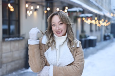 Photo of Portrait of smiling woman on city street in winter