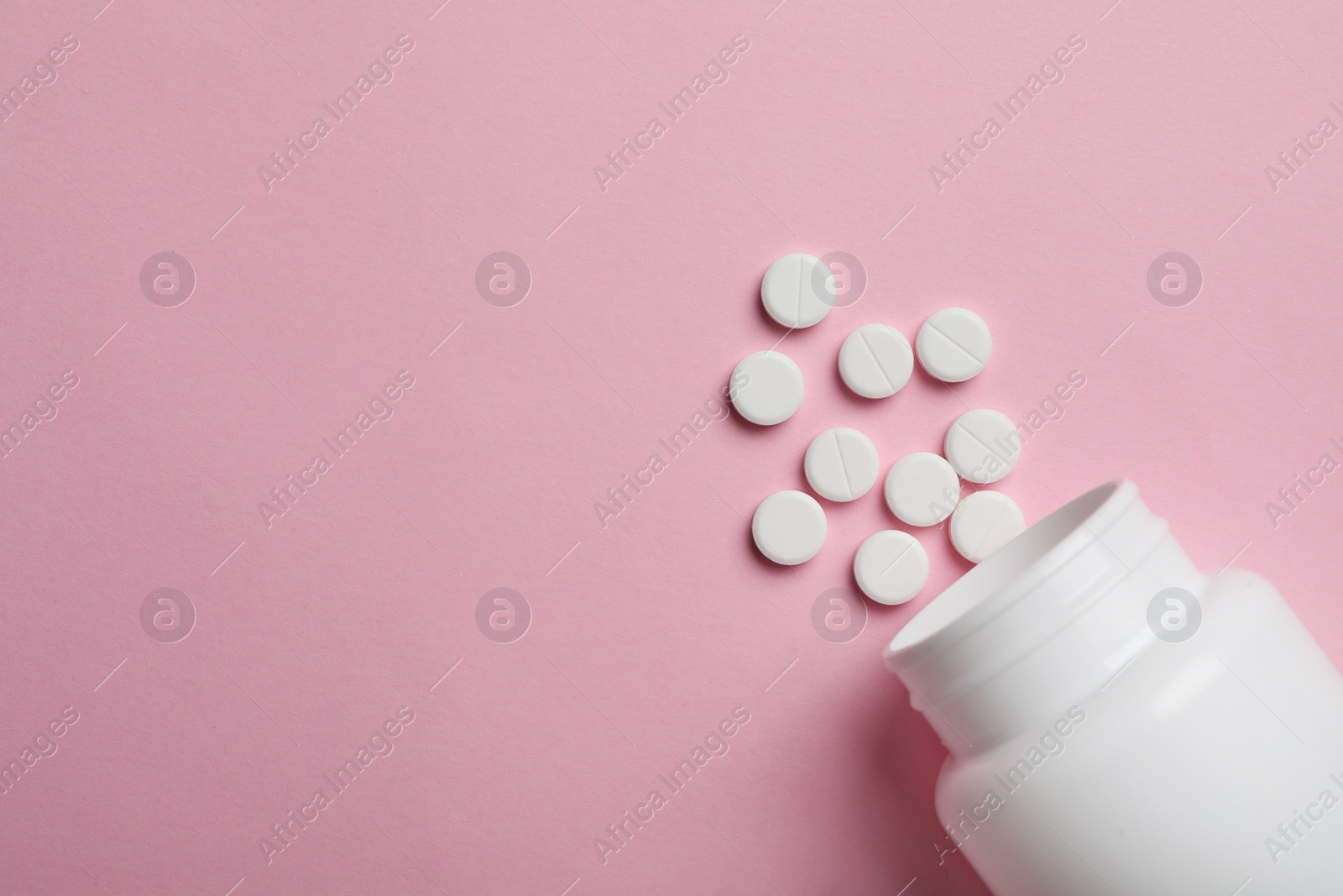 Photo of Bottle with pills on color background, flat lay. Space for text