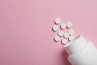 Photo of Bottle with pills on color background, flat lay. Space for text