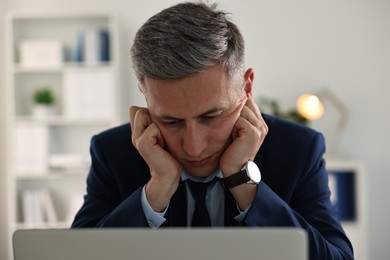 Photo of Portrait of sleepy tired man in office