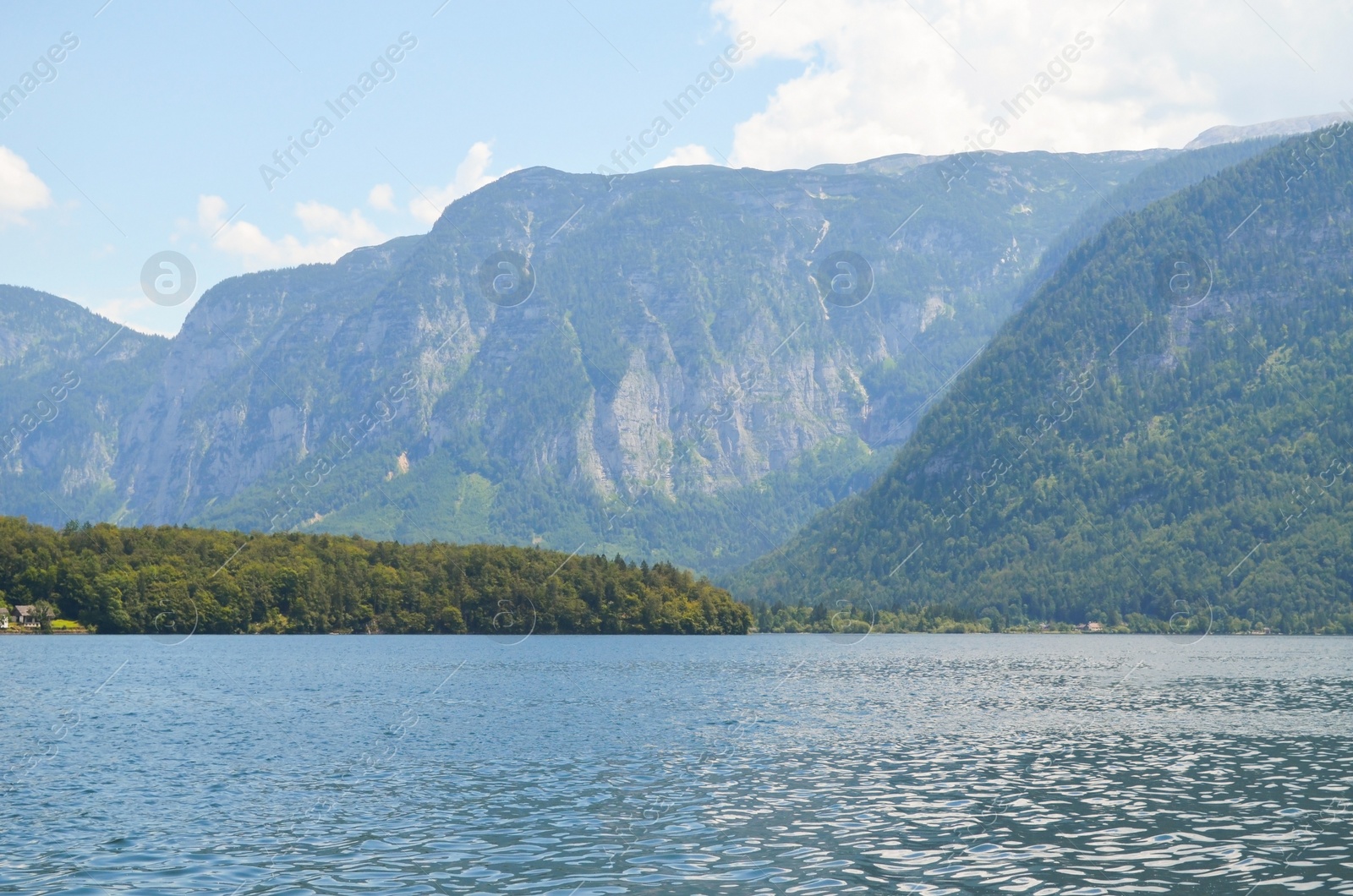 Photo of Picturesque view of river and mountains on sunny day