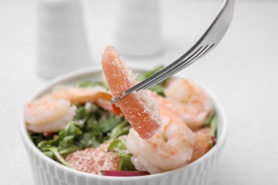 Delicious salad with pomelo, shrimps and tomatoes in bowl, closeup