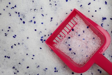 Photo of Silica gel cat litter with plastic scoop, top view