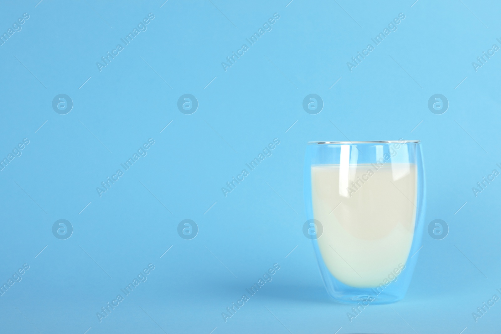 Photo of Glass with fresh milk on color background. Space for text