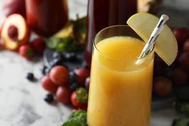 Photo of Glass of delicious juice with fresh apple, closeup. Space for text